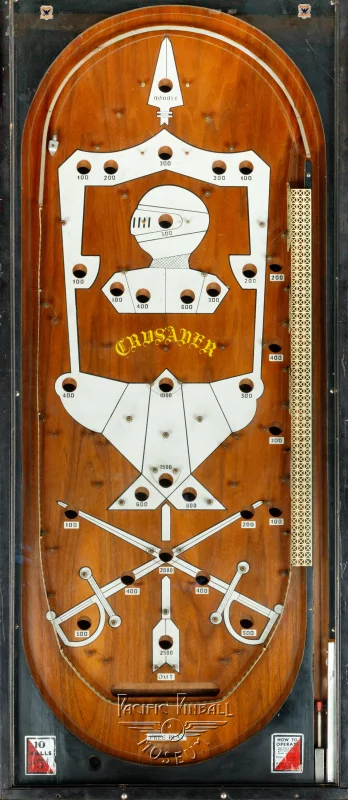 crusader-3017-pf.jpg pinball machine - Preview image showing playfield artwork and design details