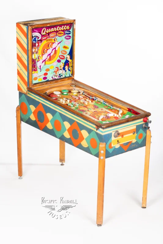 quartette-264-34.jpg pinball machine - Preview image showing playfield artwork and design details